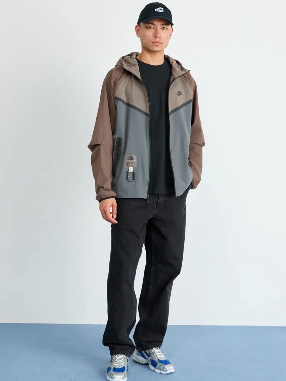 Nike Two-Tone Hooded Windbreaker Jacket in Beige and Light Gray